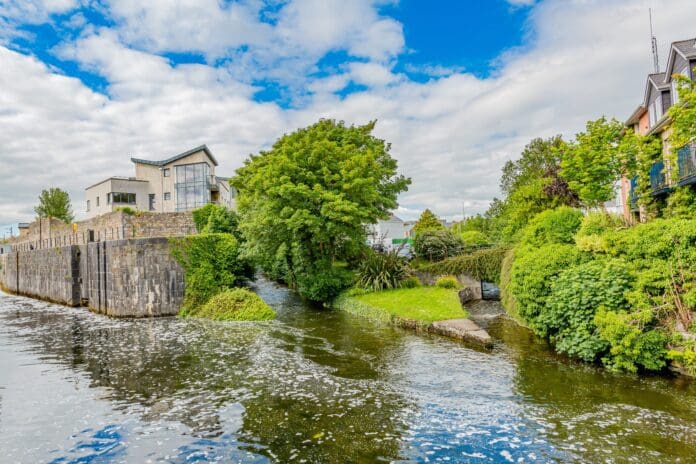 Water flowing calmly at the junction of the Eglinton Canal and a